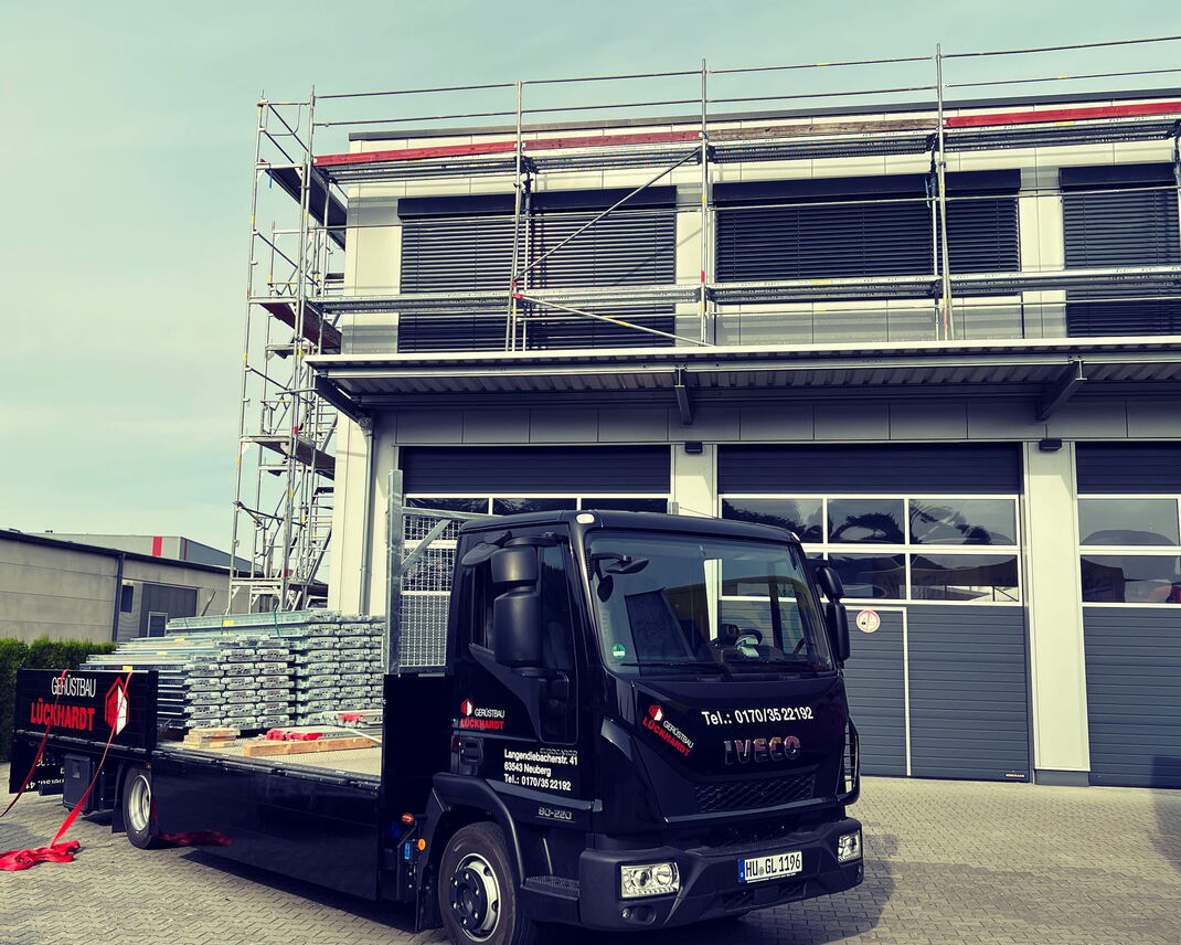 Wir von Gerüstbau Lückhardt in Neuberg bei Hanau sind seit 1996 ein familiengeführtes Unternehmen und gehen gerne hoch hinaus.